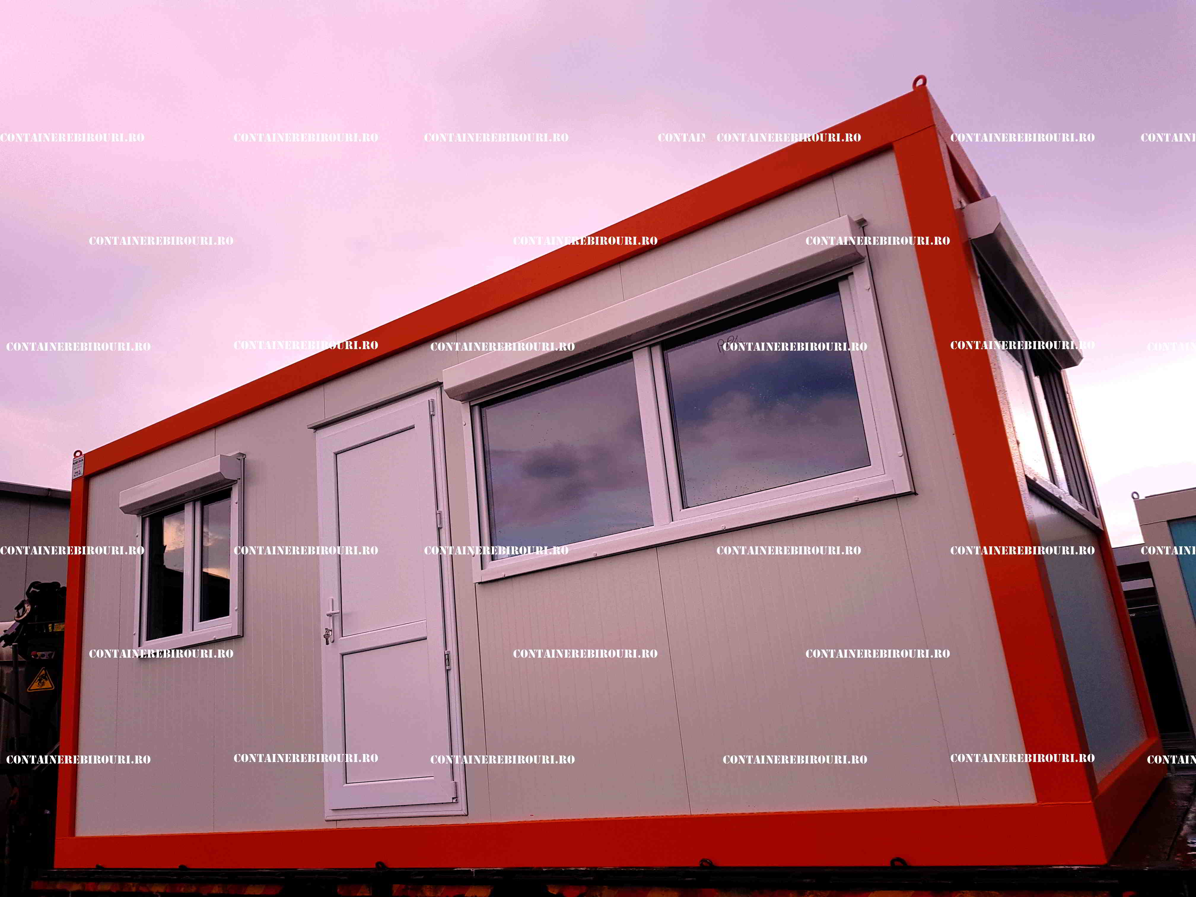 containere-birou-rosu-geamuri